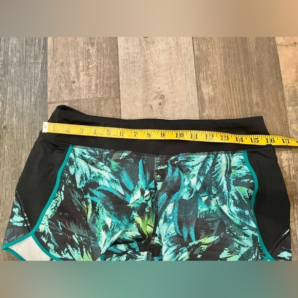 Athleta Track This Run Shorts Nepali Build In Brief Women’s Size medium - Picture 7 of 10